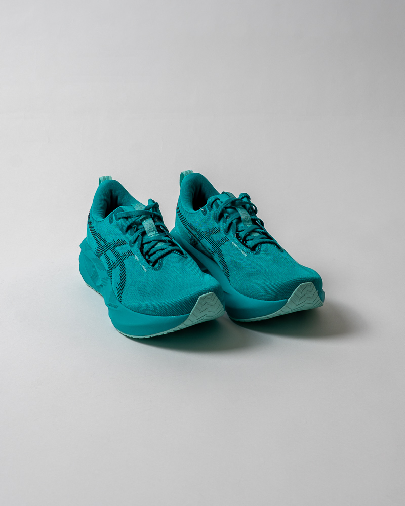 Paires de Asicis Novablast 5 sur fond uni